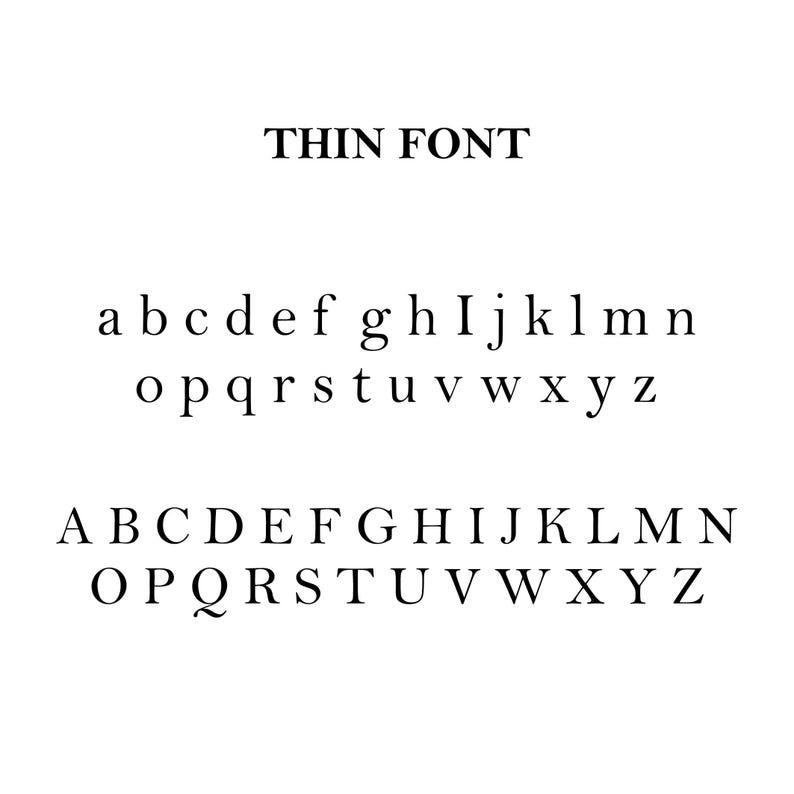 Pode incluir: Fundo branco com as palavras "THIN FONT" em preto, acima de duas linhas de letras min&uacute;sculas e duas linhas de letras mai&uacute;sculas, tudo em uma fonte fina e elegante.