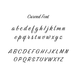 Pode incluir: Num fundo branco, &eacute; apresentado um alfabeto em fonte preta e curva. O texto "Curved Font" est&aacute; no topo. As letras min&uacute;sculas e mai&uacute;sculas s&atilde;o exibidas em um estilo cursivo, ideal para convites e projetos de design.