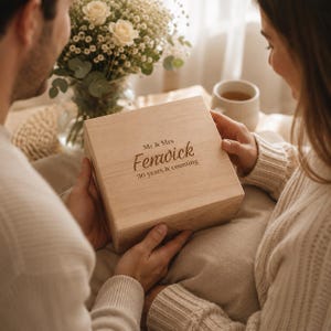 Boîte à souvenirs personnalisée en bois de hêtre avec couvercle à charnière et fermeture magnétique | Boîte à souvenirs carrée gravée | Cadeau de mariage et d'anniversaire