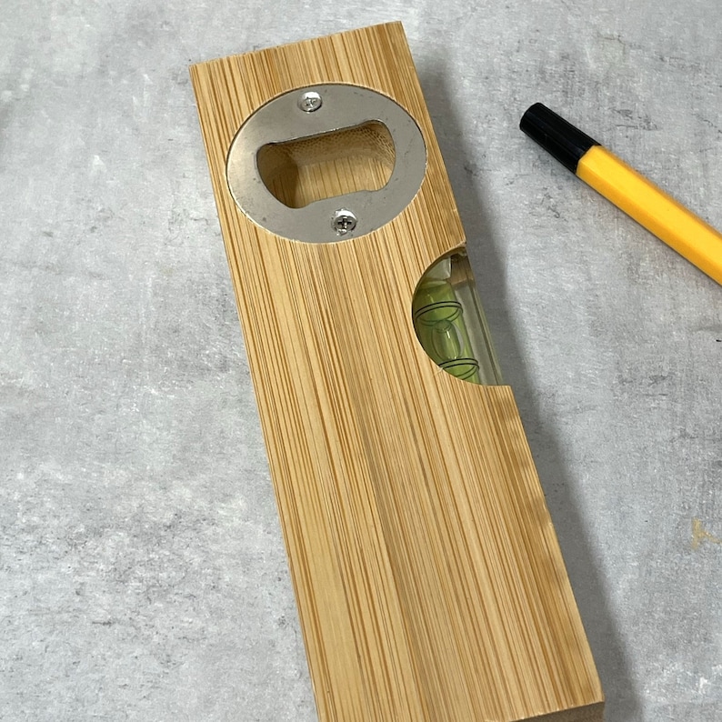 Pu&ograve; includere: Un apribottiglie in legno con un livello incorporato. L'apribottiglie ha un apribottiglie in metallo argentato e un livello in plastica trasparente.
