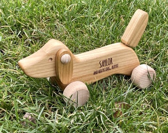 Giocattolo personalizzato in legno a forma di bassotto: regalo per cuccioli che rotolano
