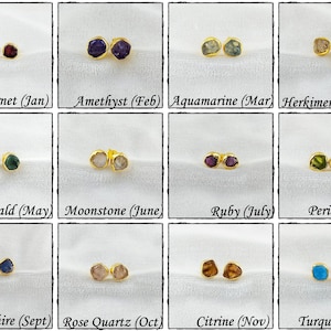 Puede incluir: Un collage de 12 pares de pendientes de bot&oacute;n de oro con piedras preciosas de diferentes colores, que representan las piedras de nacimiento para cada mes del a&ntilde;o. Granate (enero), amatista (febrero), aguamarina (marzo), diamante Herkimer (abril), esmeralda (mayo), piedra lunar (junio), rub&iacute; (julio), peridoto (agosto), zafiro (septiembre), cuarzo rosa (octubre), citrino (noviembre) y turquesa (diciembre).