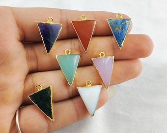 Könnte beinhalten: Acht goldplattierte Dreiecksanhänger mit verschiedenen farbigen Edelsteinen. Die Edelsteine sind Amethyst, Karneol, Lapislazuli, grüner Aventurin, Rosenquarz, weißer Achat und grüner Aventurin.