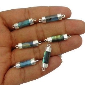 Pode incluir: Cinco contas de conector de labradorita iridescente e prata com dois anéis de salto em cada conta.