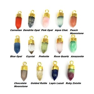 Puede incluir: Surtido de 15 colgantes de piedras preciosas con tapas doradas, cada uno con un tipo de piedra diferente, incluyendo cornalina, &oacute;palo dendr&iacute;tico, &oacute;palo rosa, calcedonia acu&aacute;tica, piedra lunar melocot&oacute;n, &oacute;palo azul, cristal, prehnita, cuarzo rosa, amazonita, piedra lunar chocolate, rutilo dorado, lapisl&aacute;zuli y zoisita rub&iacute;.