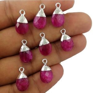 Puede incluir: Ocho colgantes de piedra preciosa rosa en forma de lágrima con tapas plateadas. Los colgantes miden aproximadamente 2,5 cm de largo y son perfectos para la elaboración de joyas.