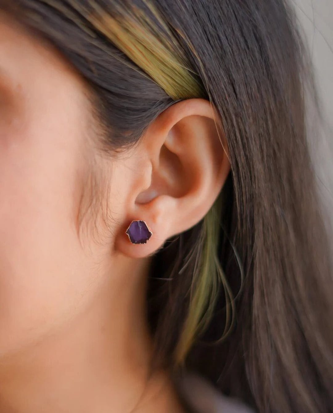 アメジスト原石スタッドイヤリング - 2月の誕生石スタッドイヤリング