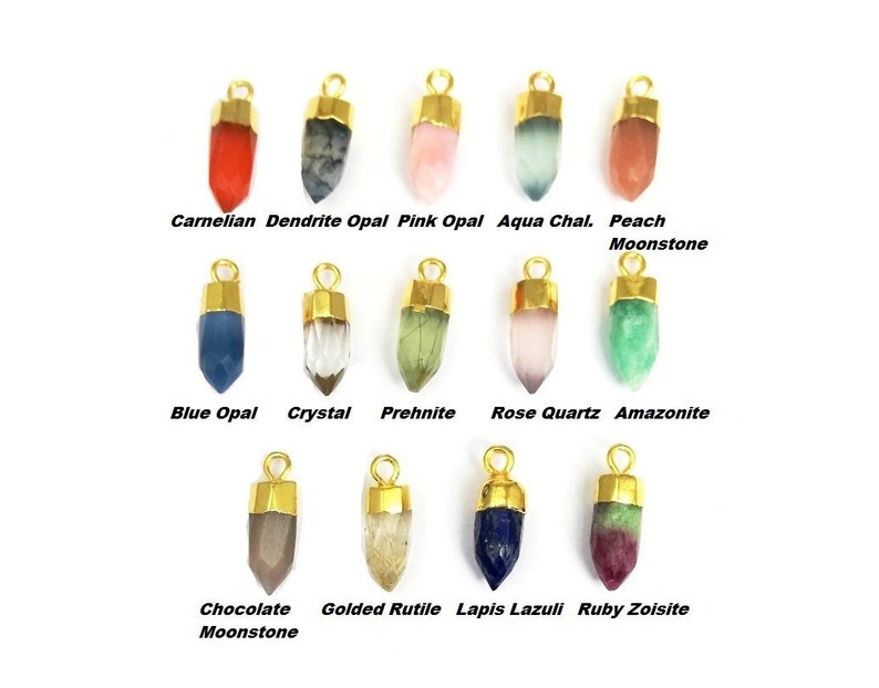 Puede incluir: Surtido de 15 colgantes de piedras preciosas con tapas doradas, cada uno con un tipo de piedra diferente, incluyendo cornalina, &oacute;palo dendr&iacute;tico, &oacute;palo rosa, calcedonia acu&aacute;tica, piedra lunar melocot&oacute;n, &oacute;palo azul, cristal, prehnita, cuarzo rosa, amazonita, piedra lunar chocolate, rutilo dorado, lapisl&aacute;zuli y zoisita rub&iacute;.