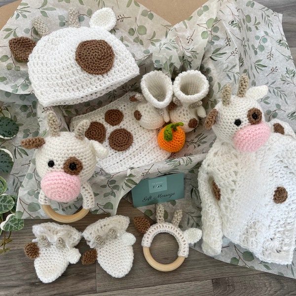 KUH Baby Geschenkset | Bauernhoftier | Neugeborenen-Outfit | Hut | Stiefeletten | Rassel | Handgefertigt | Häkeln | Werdende Mama | Geschenk zur Babyparty