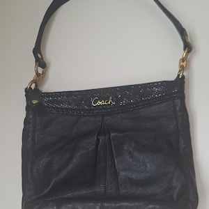 Bolso vintage Coach Ashley de cuero negro con asa superior y hombro y ribete de piel de serpiente, 30 x 25 cm.