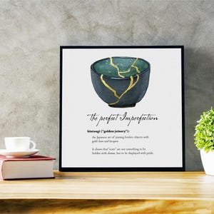 Op de afbeelding: Een zwarte en groene kom met gouden scheuren. De kom staat op een witte achtergrond met de tekst "The perfect Imperfection" en "kintsugi ('golden joinery'): the Japanese art of joining broken objects with gold dust and lacquer. It shows that 'scars' are not something to be hidden with shame, but to be displayed with pride."