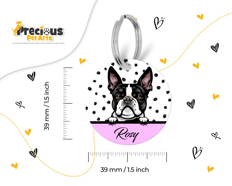 Puede incluir: Una etiqueta redonda para perro, de lunares blancos y negros, con un Boston Terrier blanco y negro asom&aacute;ndose por encima. La etiqueta tiene un fondo rosa con el nombre "Rosy" escrito en blanco.