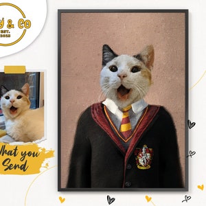 Puede incluir: Un gato blanco y naranja con una túnica de mago negra y roja con una corbata amarilla. El gato está mirando a la cámara con la boca abierta y tiene una expresión de sorpresa. El fondo es de color marrón claro.