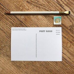 K&ouml;nnte beinhalten: Eine wei&szlig;e Postkarte mit schwarzem Text, der "POST CARD" und "PLACE STAMP HERE" lautet. Der Text "SAC-O-SUDS CONVENIENCE STORE FROM THE MOVIE "MY COUSIN VINNY" ist oben links gedruckt. Der Text "ORIGINAL WATERCOLOR (C) 2009 BY LINDA HULBURT ALDRIDGE" ist unten links gedruckt.