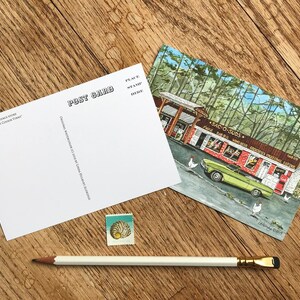 K&ouml;nnte beinhalten: Eine Vintage-Postkarte mit einer Aquarell-Illustration eines gr&uuml;nen Autos, das vor einem roten Backsteingeb&auml;ude mit dem Text "Sac-O-Suds" und "Food, Baked Goods, Groceries, Greeting Cards, Gifts" auf der Seite geparkt ist. Das Geb&auml;ude ist von B&auml;umen umgeben und im Vordergrund befinden sich H&uuml;hner.