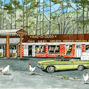 K&ouml;nnte beinhalten: Ein Aquarellbild einer alten Tankstelle und eines Lebensmittelladens namens "Sac-O-Suds" mit einem gr&uuml;nen Cabrio, das davor geparkt ist. Der Laden hat eine rote Backsteinfassade und ein h&ouml;lzernes Vordach. Auf dem Parkplatz laufen H&uuml;hner herum.