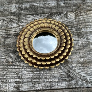 Patinerad guldfärgad solstrålespegel med häxöga, 20 cm diameter