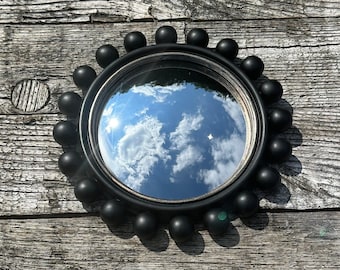 Miroir rond Pompon noir et léger doré avec oeil de sorcière diam 21,5 cm