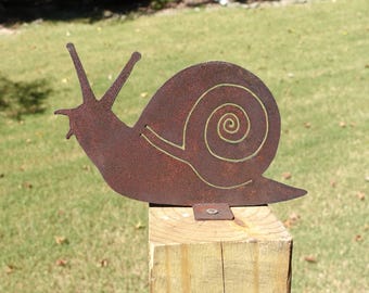 Rusty Snail Fence Topper, 7 Inch Metal Snail Yard Art, Outdoor Garden Decor, Post and Railing Accent Sign, Whimsical Plant Pot Decor