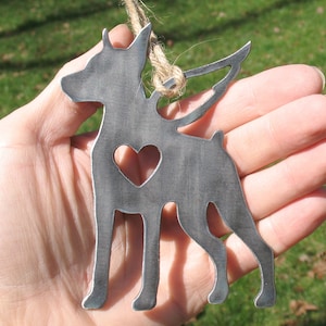 Adorno conmemorativo para 2 mascotas con alas de ángel, diseño de dóberman pinscher. Regalo de condolencia por la pérdida de una mascota. Adorno navideño de metal para perro.