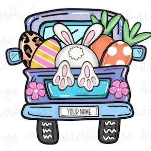 Puede incluir: Una camioneta azul con un conejo blanco, zanahorias y huevos de Pascua en la caja. La camioneta tiene una placa que dice "YOUR NAME".