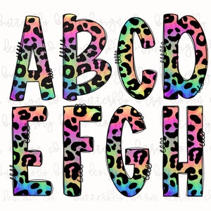 Puede incluir: Letras de arcoíris ombre A a H con un patrón de estampado de leopardo. Las letras están delineadas en negro y tienen un aspecto cosido.