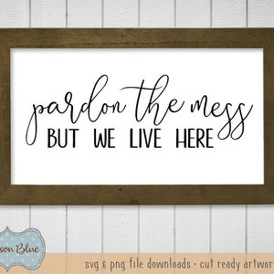 Pardon The Mess But We Live Here svg cut file.  Agriturismo Decor svg.  Divertente citazione di famiglia svg.  Arredamento rustico per la casa svg.  Cartello casale svg.