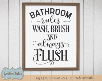 Może przedstawiać: Oprawiony znak łazienkowy z napisem "BATHROOM rules WASH, BRUSH AND always FLUSH" w czarnym skrypcie. Znak ma białe tło i brązową drewnianą ramę. W lewym dolnym rogu znajduje się niebieska etykieta z napisem "Jackson Blue".