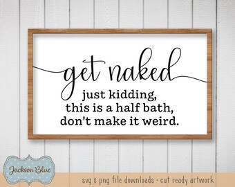Może przedstawiać: Drewniany znak w ramie z napisem "get naked" w kursywie. Poniżej tekst brzmi: "just kidding, this is a half bath, don't make it weird." Znak znajduje się na białym tle.