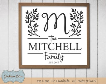 Nom de famille fichier de coupe svg.  Nom de famille avec conception de couronne.  Monogramme Initial dans Laurels svg.  Family Farmhouse Sign svg Télécharger.