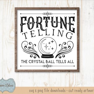 Peut inclure: Une pancarte noire et blanche avec un cadre en bois qui indique "Fortune Telling The Crystal Ball Tells All". La pancarte pr&eacute;sente une boule de cristal stylis&eacute;e avec des &eacute;toiles et une lune croissante.