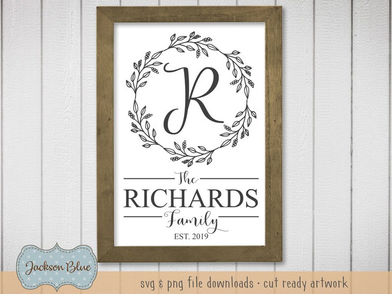 Peut inclure: Une affiche imprimable en noir et blanc avec une couronne de fleurs et la lettre R au centre. Le texte ci-dessous indique "The Richards Family Est. 2019".