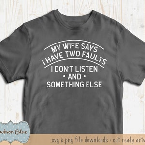 Meine Frau sagt, ich habe zwei Fehler, ich höre nicht zu und etwas anderes SVG download. Lustiges SVG Shirt Design. Lustiges Zitat svg. Herren Shirt Zitat.