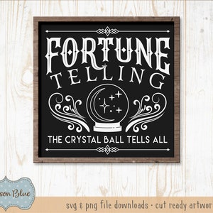 Peut inclure: Une enseigne noire et blanche avec un cadre en bois qui indique "Fortune Telling The Crystal Ball Tells All".