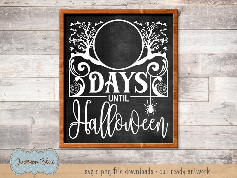K&ouml;nnte beinhalten: Schwarzes und wei&szlig;es Schild aus Schiefer mit einem gruseligen Halloween-Countdown-Design. Das Schild zeigt "Tage bis Halloween" mit einer Spinne und einem Mond im Hintergrund.