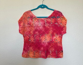 Upcycled Tie dye crochet crop top - cubierta de playa - camisa floral de punto - camisa de ganchillo - Pequeño