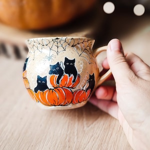 Tazza da caffè di Halloween: gatti neri, zucche e ragnatele