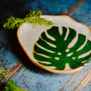 Prato de Porcelana com Folhas de Monstera Pintadas à Mão: Decoração Botânica