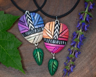 Collier d’art mosaïque, 2 options de couleurs, Petite feuille verte pendante, Idée cadeau colorée et mignonne, Accents noir et blanc, coordonnées disponibles