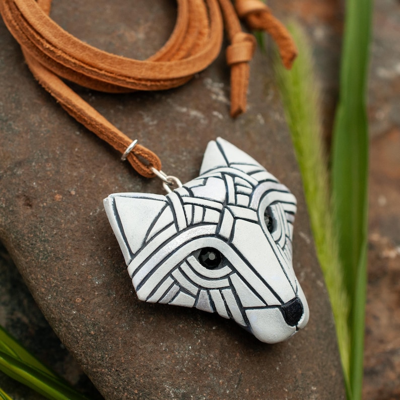 Halsketting met poolvos, handgemaakte hanger met witte vos, leren of zilveren ketting, sieraden met dierenmotieven, cadeau voor vossenliefhebbers, origineel kunstwerk van Linda Webb. afbeelding 4