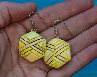 Boucles d'oreilles jaunes, octogone abstrait léger pendant, idée cadeau unique, art de la mosaïque à porter, fils d'argent sterling