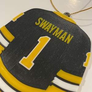 ¡Regresamos para la Navidad de 2025! Adorno navideño de Jeremy Swayman, la columna vertebral de los Bruins. ¡Celebra al portero en ascenso de Boston!