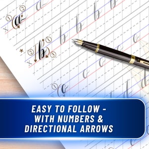 Op de afbeelding: Een close-up van een handschrift oefenblad met genummerde stappen en pijlen voor het schrijven van de letters a, b, c en d. Een vulpen en een geel potlood liggen op het blad.