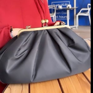 Zwarte clutch met frame, zwarte crossbody-tas, zwarte tas met sluiting, zwarte portemonnee met gesp, retro-stijl portemonnee, Kiss Ball Lock-tas, zwarte schoudertas