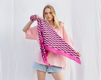 Designer sidenhalsduk i fyrkant: Svart, vitt och violett mönster - 127 cm