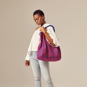 Convenient and Chic Polyester Tote Bag for Beach, School, and More - Summer Must-Have!