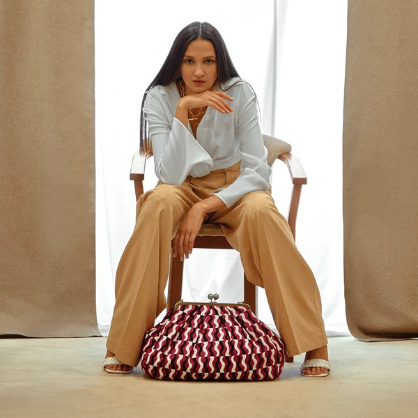 Pochette fatta a mano in cotone: borsa a mano con chiusura a bacio e onde retrò