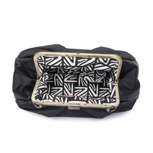 Zwarte clutch met frame, zwarte crossbody-tas, zwarte tas met sluiting, zwarte tas met gesp, retro-stijl portemonnee, Kiss Lock-tas, zwarte schoudertas