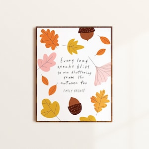 Puede incluir: Una impresión de arte imprimible con una cita de Emily Brontë sobre las hojas de otoño. La cita dice "Cada hoja me habla de felicidad flotando desde el árbol de otoño". La impresión presenta una variedad de hojas y bellotas de colores.