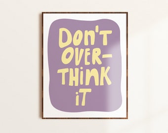 Don't Overthink It Print, plakat o zdrowiu psychicznym, pozytywne afirmacje ścienne, inspirujące cytaty, fioletowy wystrój akademika, inspirujące wydruki